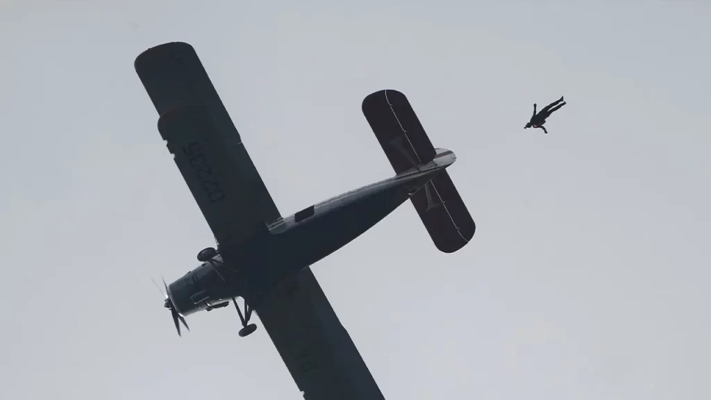 Skydiver killed in midair collision during group jump in Washington state