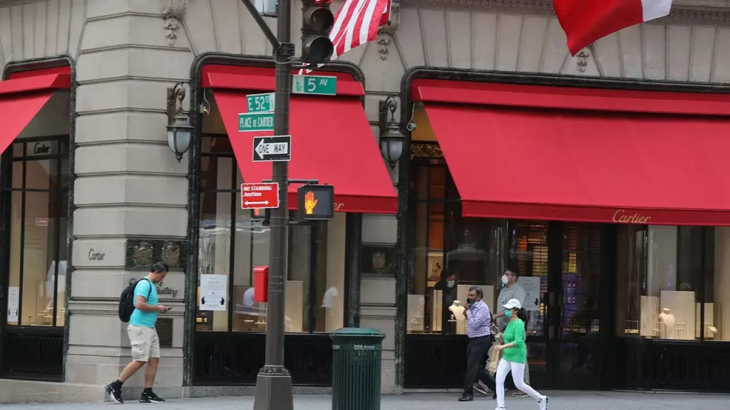 Woman dies after falling into uncovered manhole in Midtown Manhattan