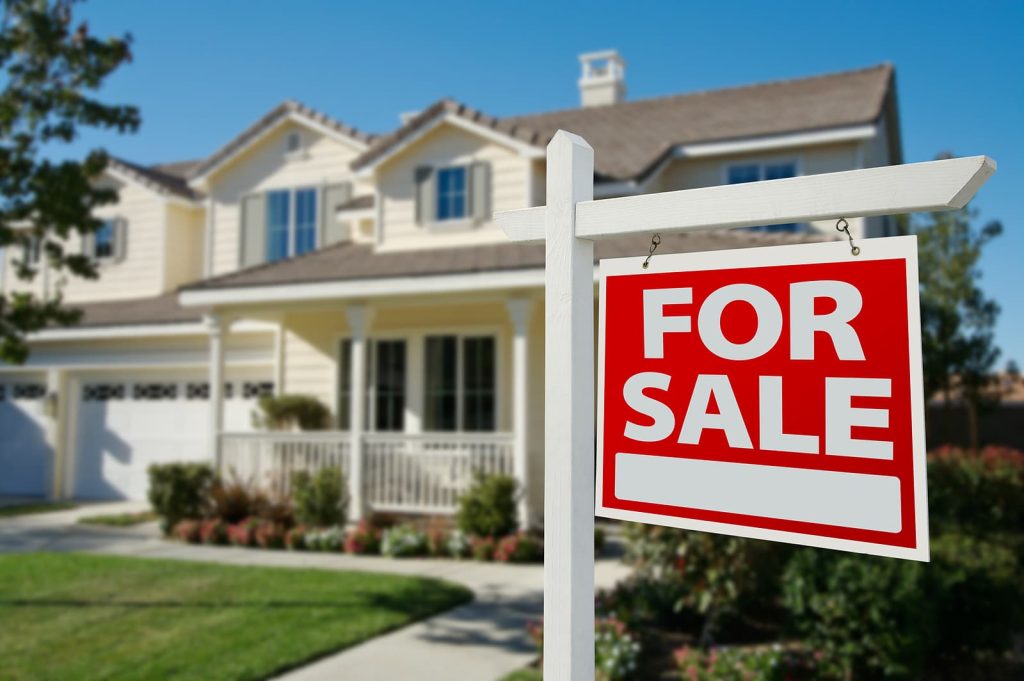Buying a Home with a Homeowners Association? What Every Buyer Should Know Before Signing the Contract