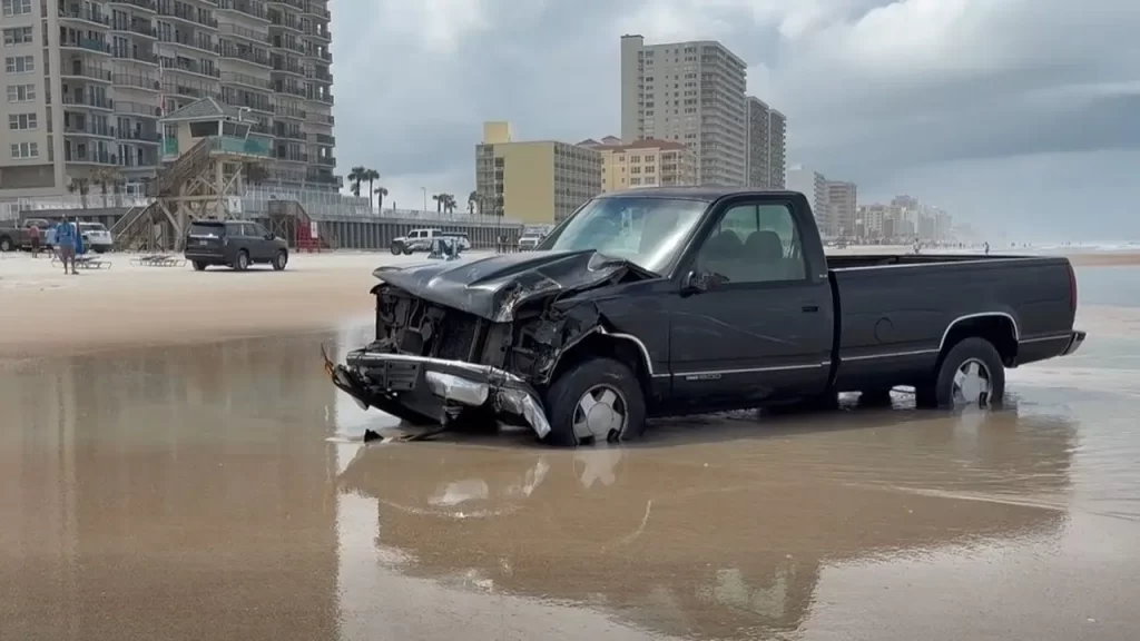 Pickup truck rams toll booth in Daytona Beach Shores, killing attendant